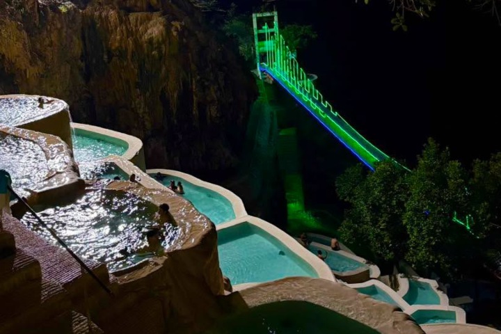 1. Grutas de Tolantongo de noche. Foto - Grutas Tolantongo (Facebook)