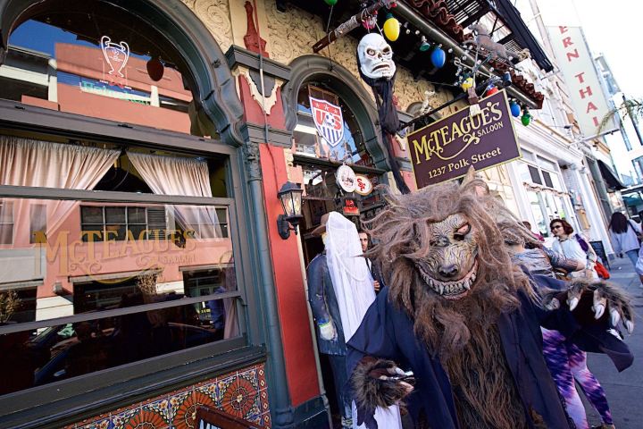 1. Halloween en el bar McTeague's Saloon. Foto - CrawlSF
