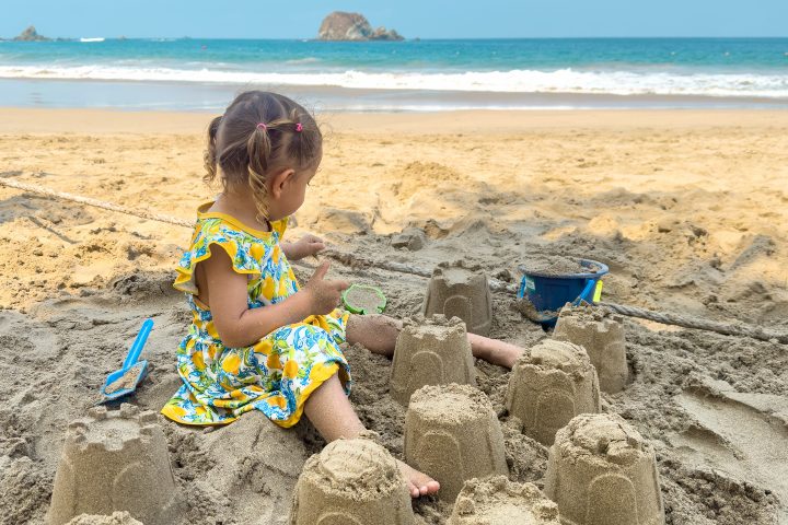 1. Niña en Ixtapa Zihuatanejo. Foto - @sinpostal (Instagram)