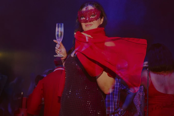 1. Pasajera de Virgin Voyages en fiesta de Halloween. Foto - Virgin Voyages