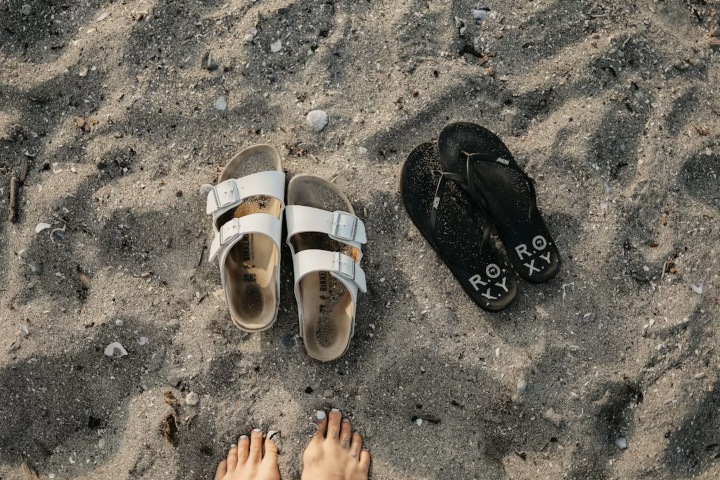 1. Sandalias y chanclas flip-flop. Foto - sofia neumann (Unsplash)