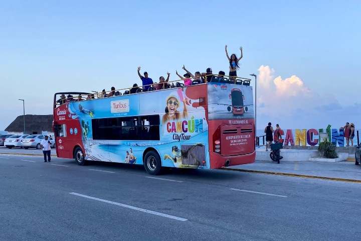 1. Turibus Cancún frente a Playa Delfines. Foto - Turibus Cancún (Facebook)