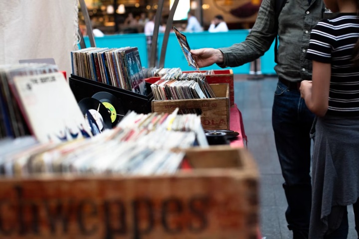 1. Venta de vinilos. Foto - Artificial Photography (Unsplash)