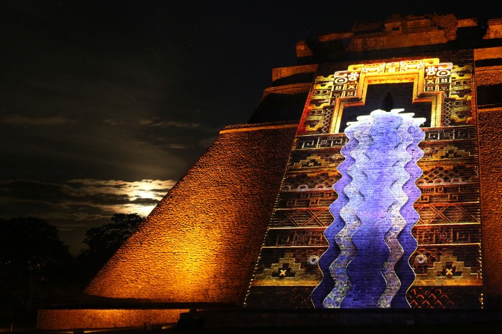 1. Videomapping en la Pirámide del Adivino en Uxmal. Foto - Cocolab