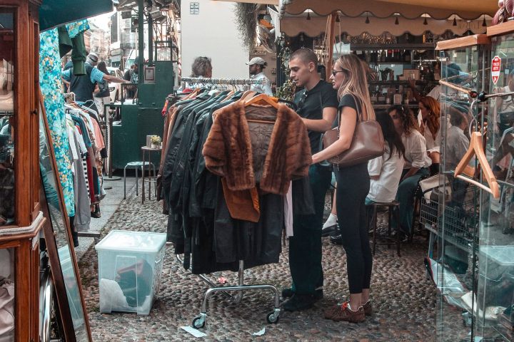 1. Visitantes en el Mercatino dell’Antiquariato. Foto - @brera_antique_market (Instagram)