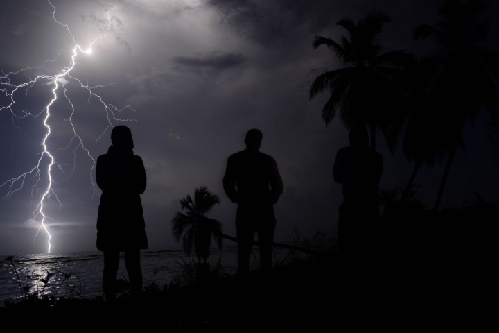1. Visitantes mirando el Rayo de Catatumbo. Foto - Venezuela Tours