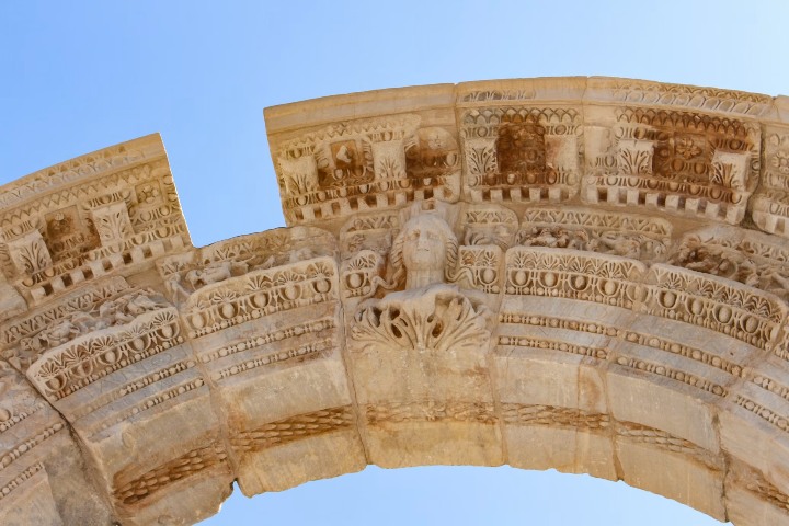 10. Arco en el Templo de Adriano en Éfeso. Foto - Ricky LK (Unsplash)