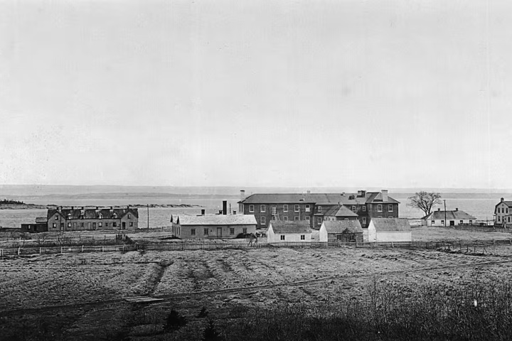 2. Antigua fotografía de la estación de cuarentena a principios del siglo XX. Foto - Parcs Canada