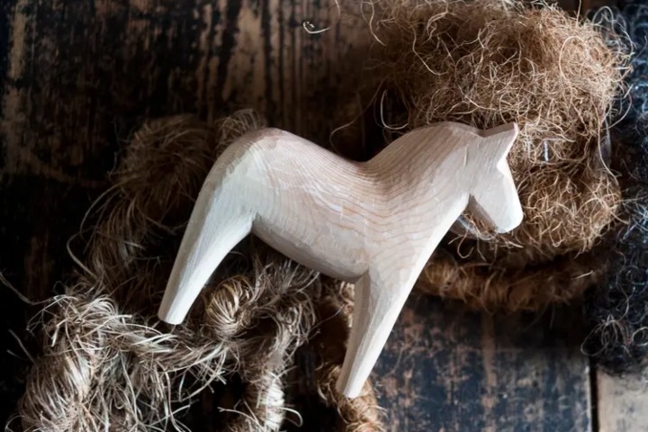 2. Caballo de madera sin pintar. Foto - Skansenbutiken