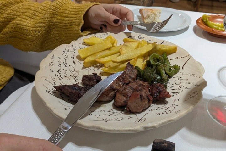 2. Carne con papas servidas en ArGa. Foto - ArGa Arqueogastronomía Restaurante (Facebook)