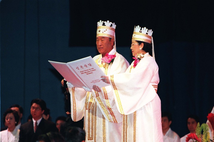 2. (De izquierda a derecha) Sun Myung Moon y su esposa Hak Ja Han. Foto - IMDb