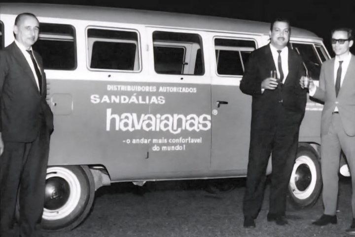 2. Distribuidores de Havaianas. Foto - Fatos Fora da Caixxa (Facebook)