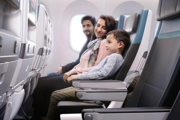 2. Familia volando en WestJet. Foto - WestJet