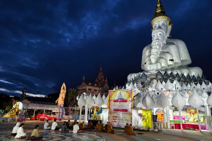 2. Gente meditando frente al Templo de los 5 Budas. Foto - วัดพระธาตุผาซ่อนแก้ว (Facebook)