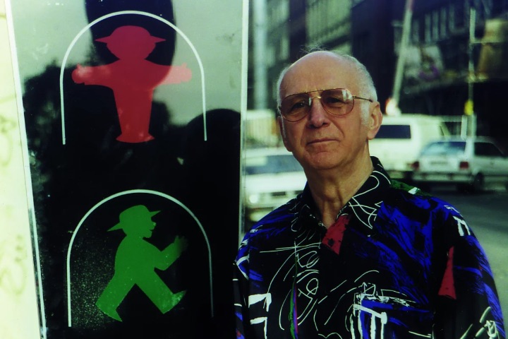 2. Karl Paglau junto a su diseño de Amplemann. Foto - Amplemann