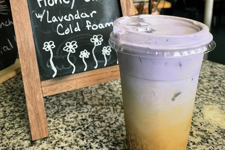 2. Latte de miel con espuma fría de lavanda servido en Blackbird Bakery. Foto - Blackbird Bakery + Café (Facebook)