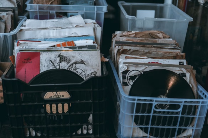2. Vinilos. Foto - Alexander Grigoryev (Unsplash)
