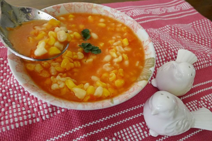 3. Caldo de chuales. Foto - Nibbles & Feasts (Pinterest)
