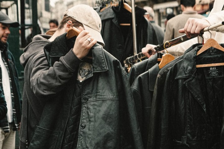 3. Comprador mirando chaqueta en el Mercatino dell’Antiquariato. Foto - @brera_antique_market (Instagram)