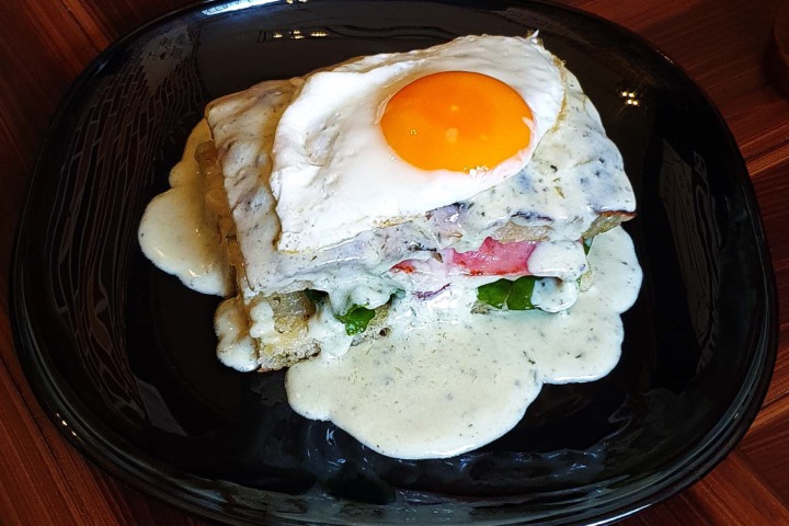 3. Croque Madame servido en Bladimiro Pan y Vino. Foto - @bladimiro_pan.y.vino (Instagram)