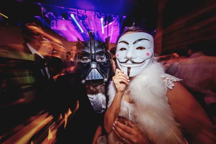 3. Fiesta de máscaras. Foto - Jonathan Borba (Unsplash)