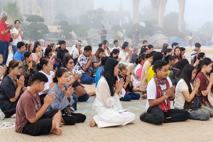 3. Gente meditando frente al Templo de los 5 Budas. Foto - วัดพระธาตุผาซ่อนแก้ว (Facebook)