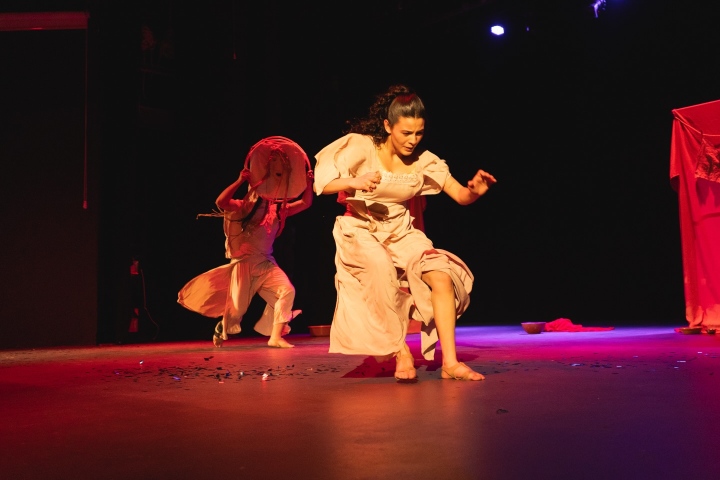 3. Niña Roja_ La Manada. Foto - @mezquite.teatro (Instagram)