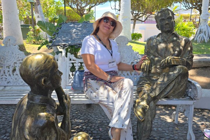 3. Viajera con escultura de Juan Rulfo en Comala. Foto - Archivo Rehiletes