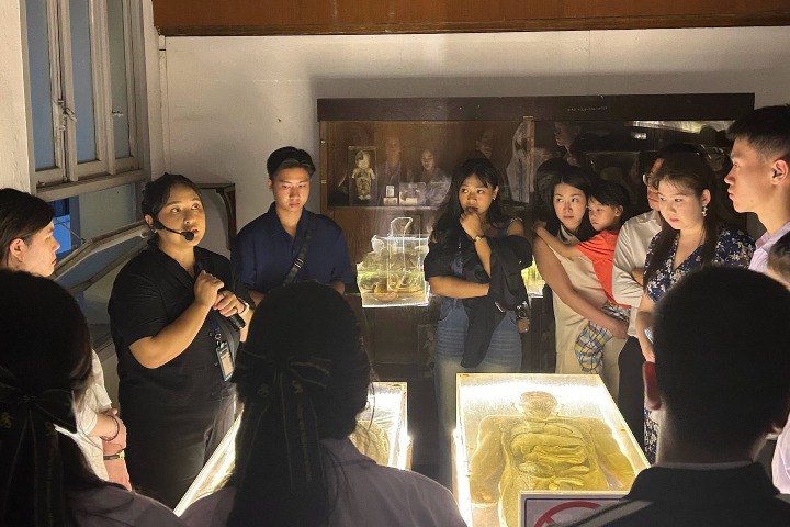 3. Visitantes en el Museo Médico Siriraj. Foto - Siriraj Museum - พิพิธภัณฑ์ศิริราช (Facebook)