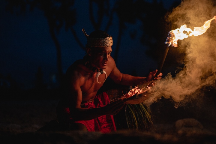 4. Bailarín tradicional de cuchillo de fuego. Foto - Polynesian Cultural Center Blog