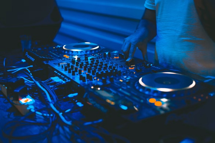 4. Consola de DJ. Foto - Gianni Scognamiglio (Unsplash)
