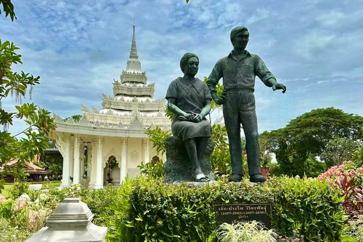 4. Estatuas de Lek Viriyaphan y a su esposa Praphai Viriyaphan. Foto - Trip