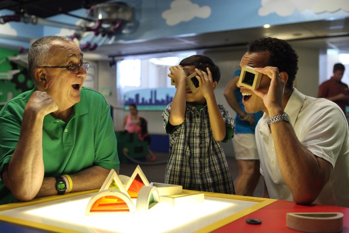4. Familia en el Fleet Science Center. Foto - Archivo ACG Tourism