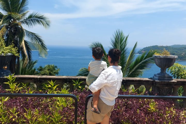 4. Familia mirando la vista desde el Partenón de Ixtapa. Foto - @miguel_foxy19 (Instagram)