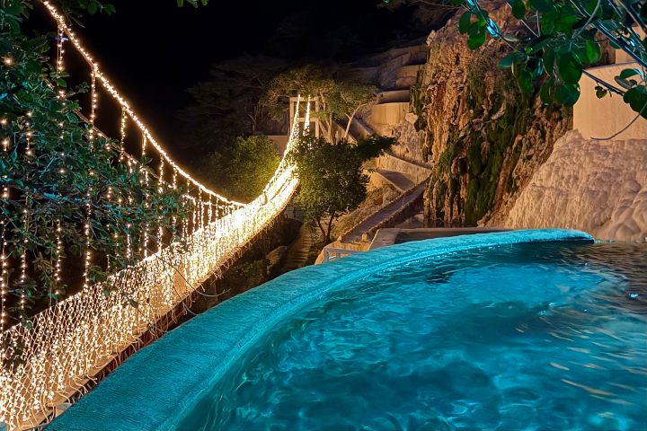 4. Grutas de Tolantongo durante la noche. Foto - @grutastolantongooficial (Instagram)