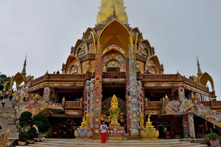 4. Viajera en la Pagoda Phra That Pha Sorn Kaew Siri Rajdhammanarumit. Foto - Sergii Brandys (Facebook)