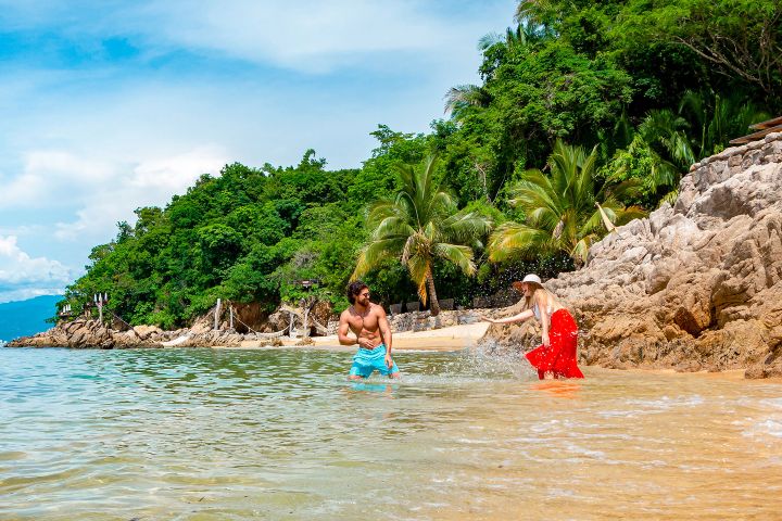 4. Viajeros en Las Caletas. Foto - Visita Puerto Vallarta