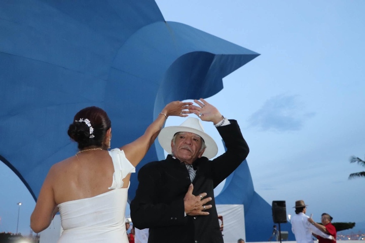 4. Visitantes bailando en la Explanada del Pez Vela. Foto - H. Ayuntamiento de Manzanillo (Facebook)