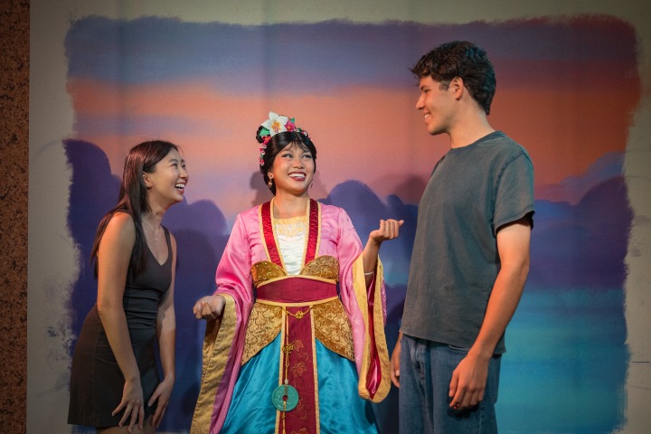 4. Visitantes con Mulán en Off the Page! Foto - @DisneyParks (X)