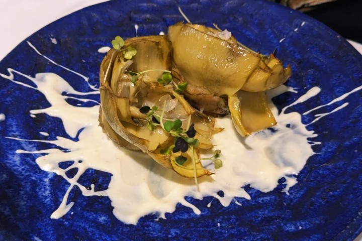 5. Alcachofas confitada en AOVE con yogur especiado. Foto - @arga.arqueogastronomia (Instagram)