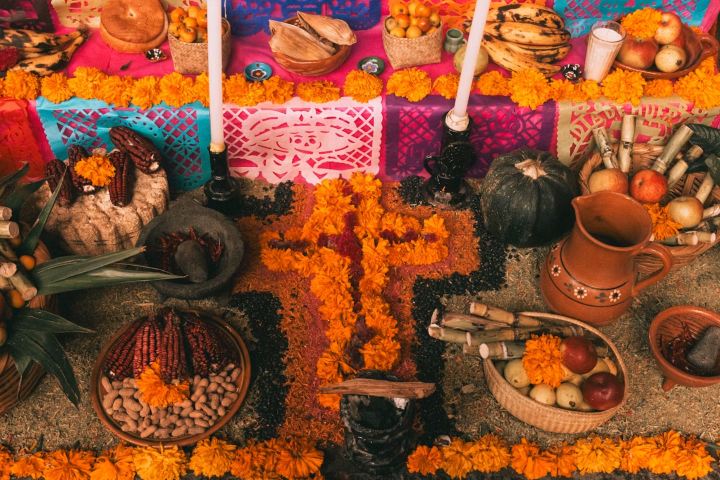 5. Altar de Día de Muertos. Foto - Chris Luengas (Unsplash)