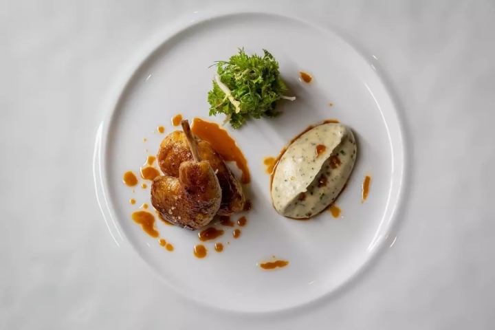 5. Codorniz asada con puré de papa. Foto - L'Atelier de Joël Robuchon