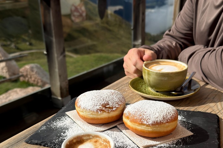 Krapfen acompañado de café en el Rifugio Friedrich August. Foto. - lauren.clarridge (Instagram)