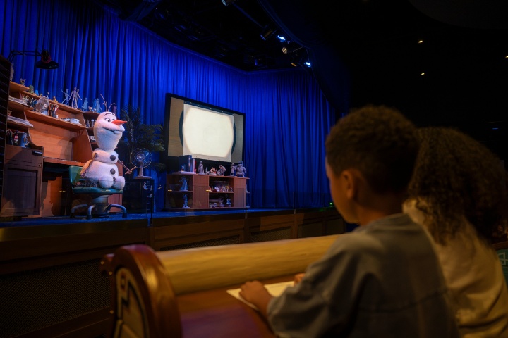 5. Olaf Draws! Foto - @DisneyParks (X)