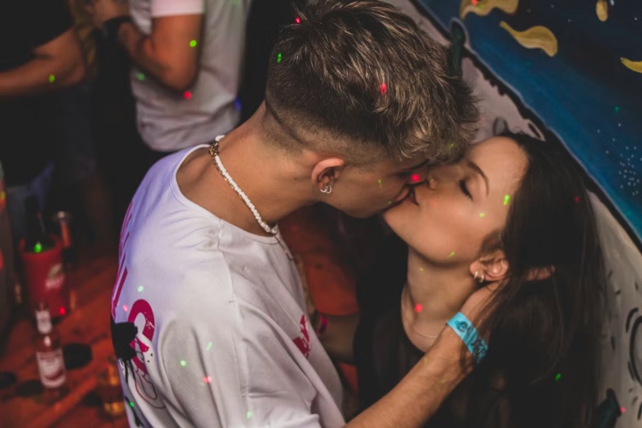 5. Pareja besándose en fiesta. Foto - Abstral Official (Unsplash)