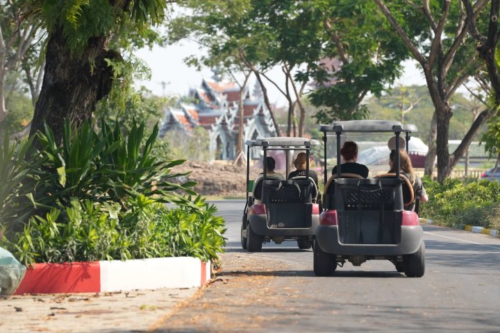 6. Carritos de golf en Muang Boran. Foto - เมืองโบราณ สมุทรปราการ (Facebook)