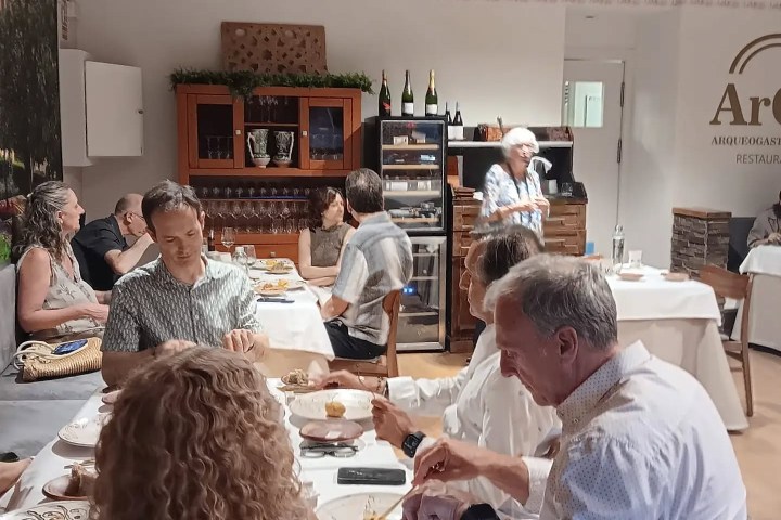 6. Comensales en ArGo. Foto - ArGa Arqueogastronomía Restaurante (Facebook)