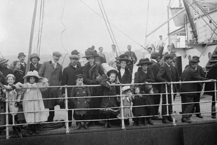 6. Inmigrantes en Quebec esperando a desembarcar. Foto - BiblioArchives _ LibraryArchives (Flickr)