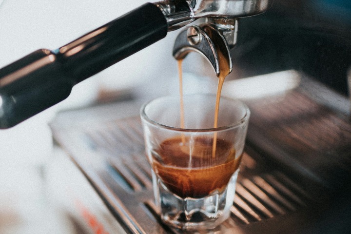 Preparación de café espresso. Foto. - Nathan Dumlao (Unsplash)