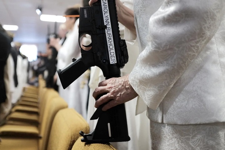 6. Rifle en ceremonia de Rod of Iron Ministries. Foto - Meduza